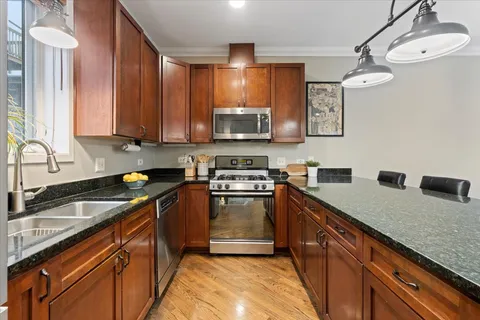 $630,000 | 1012 South Loomis Street, Unit D, Chicago, IL 60607