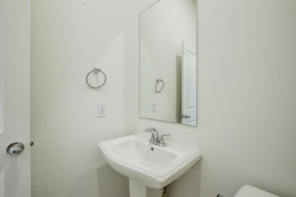 3708 Queen Road Sherman, TX 75090 - Photo 17 of 40 a bathroom with a sink and a mirror