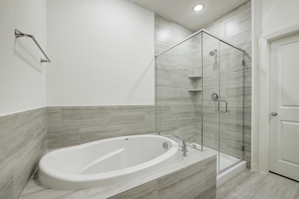 3708 Queen Road Sherman, TX 75090 - Photo 33 of 40 a bathroom with a tub and shower
