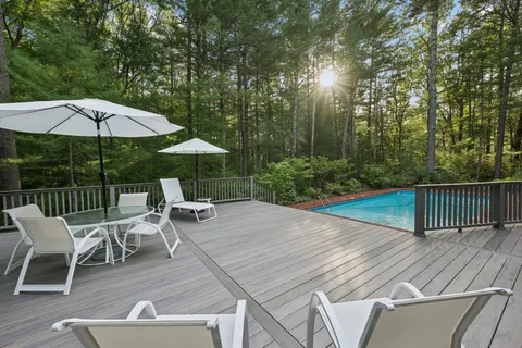 $2,495,000 | 33 Oakhill Lane, East Hampton, NY 11937