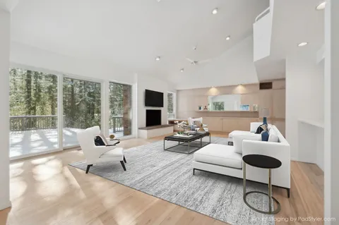 $2,495,000 | 33 Oakhill Lane, East Hampton, NY 11937