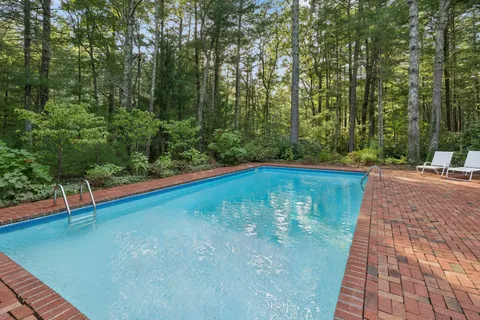 $2,495,000 | 33 Oakhill Lane, East Hampton, NY 11937