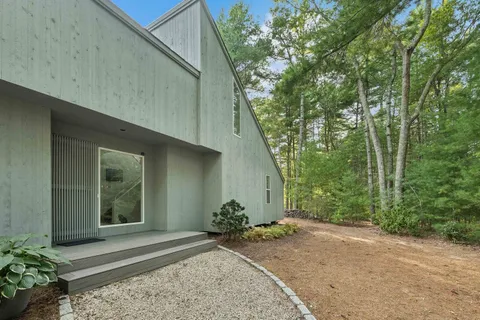 $2,495,000 | 33 Oakhill Lane, East Hampton, NY 11937