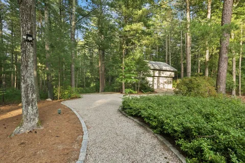 $2,495,000 | 33 Oakhill Lane, East Hampton, NY 11937