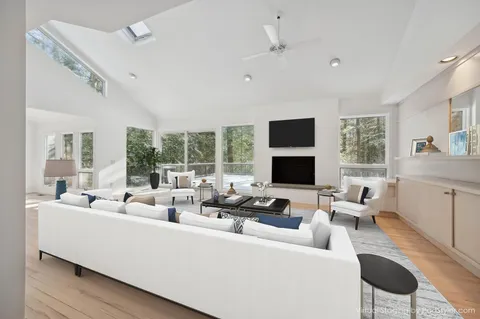 $2,495,000 | 33 Oakhill Lane, East Hampton, NY 11937