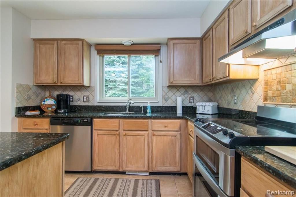 42571 Wimbleton Way Novi, MI 48377 - Photo 11 of 52