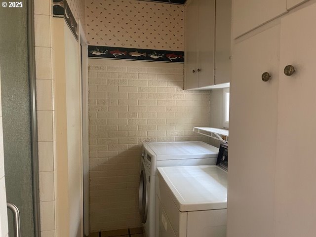 2620 North 23rd Street Springfield, OR 97477 - Photo 22 of 24 a bathroom with a sink toilet and shower