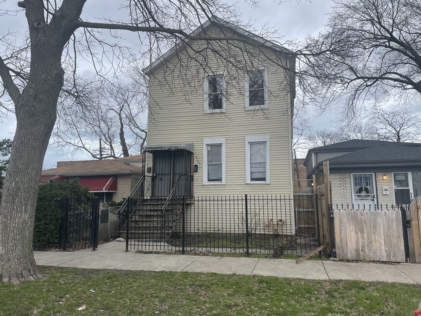 5145 South Lowe Avenue Chicago, IL 60609 - Photo 2 of 17 a view of a house