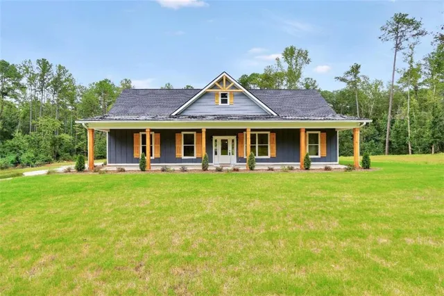 a view of a yard in front of house