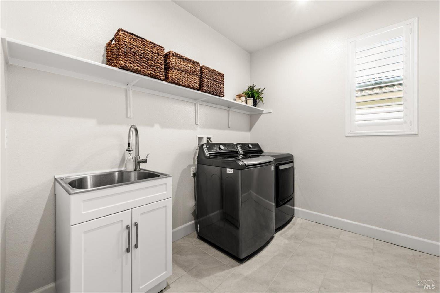 710 Fielding Way Dixon, CA 95620 - Photo 54 of 104 a utility room with sink dryer and washer