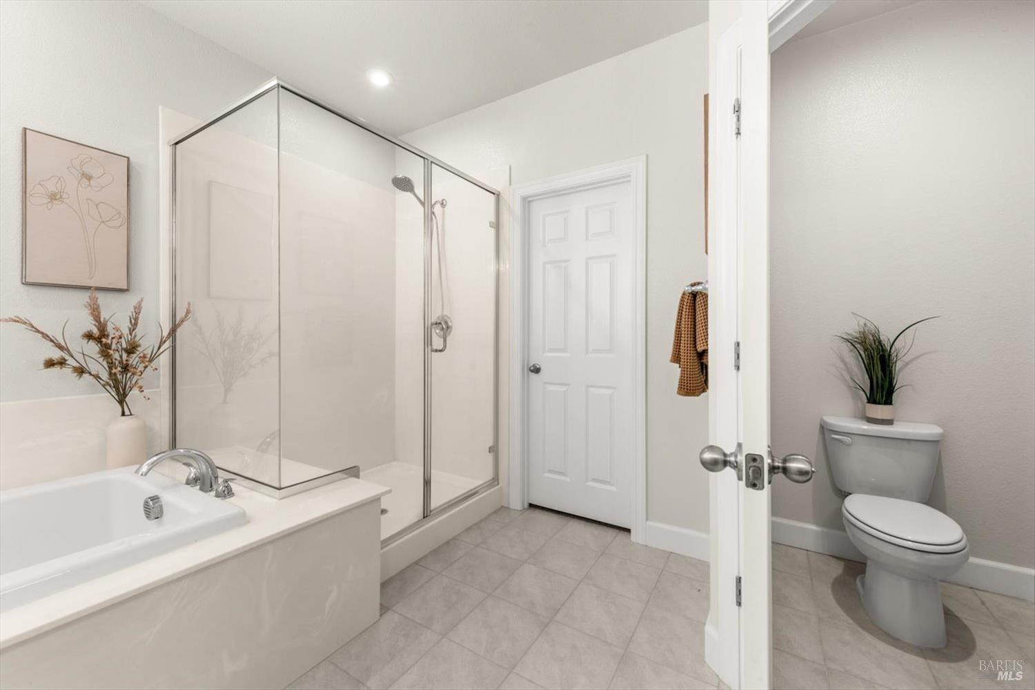 710 Fielding Way Dixon, CA 95620 - Photo 66 of 104 a bathroom with a toilet a sink and a bathtub