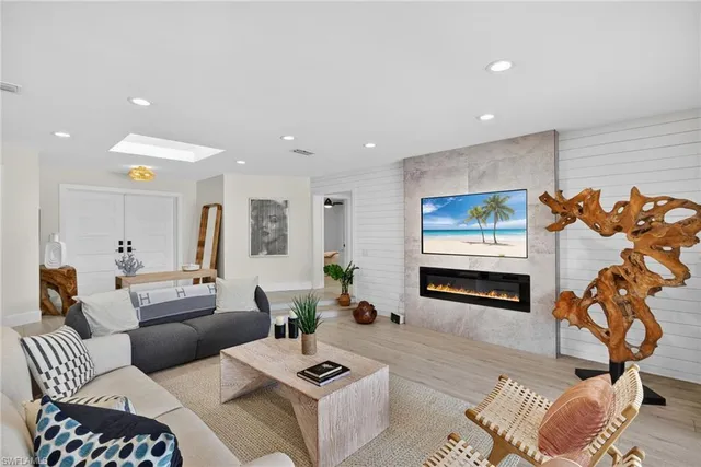 $1,695,000 | 2341 Mayfield Court, Unit 8, Naples, FL 34105