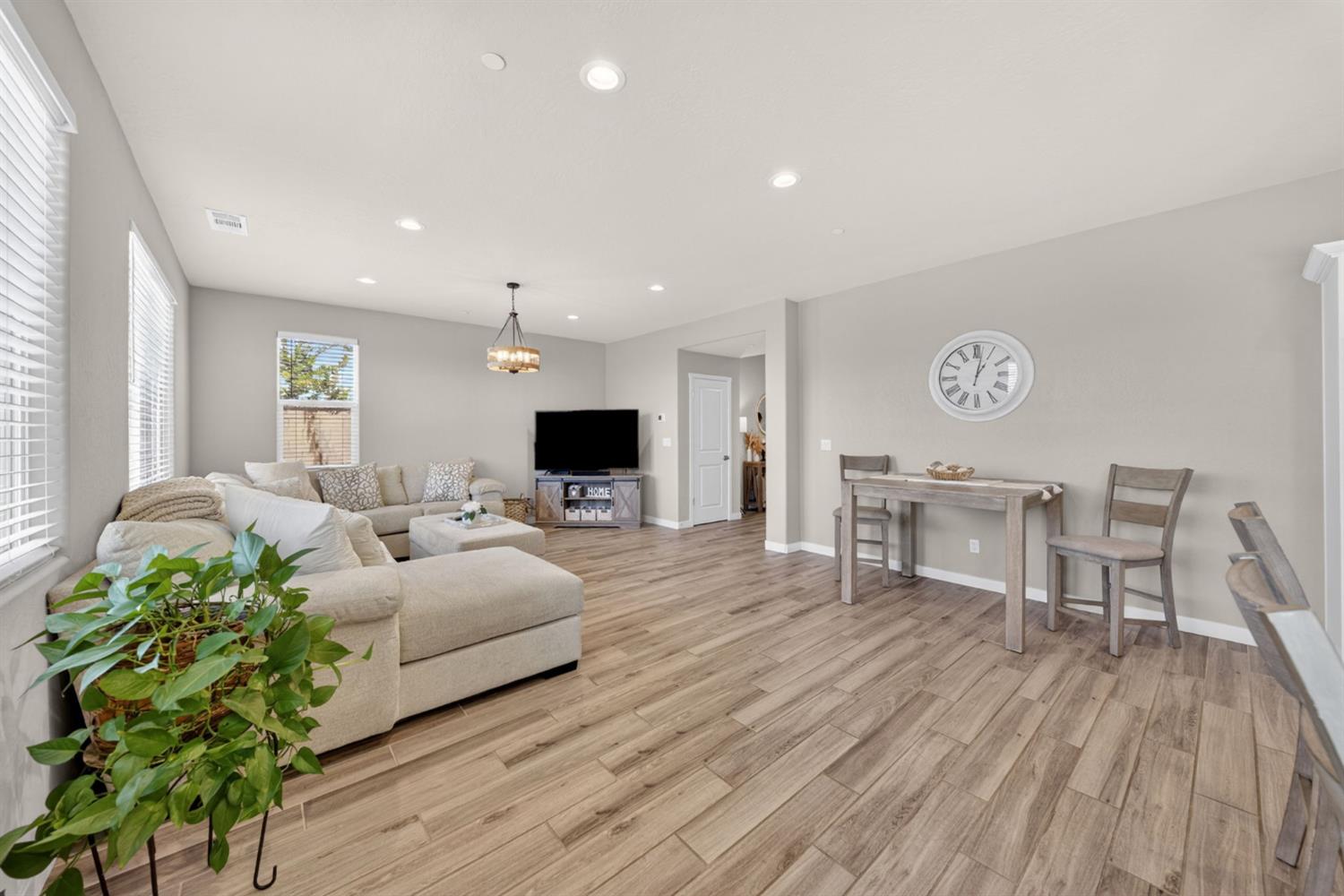 4219 North Reed Avenue Fresno, CA 93723 - Photo 9 of 38 Living Room