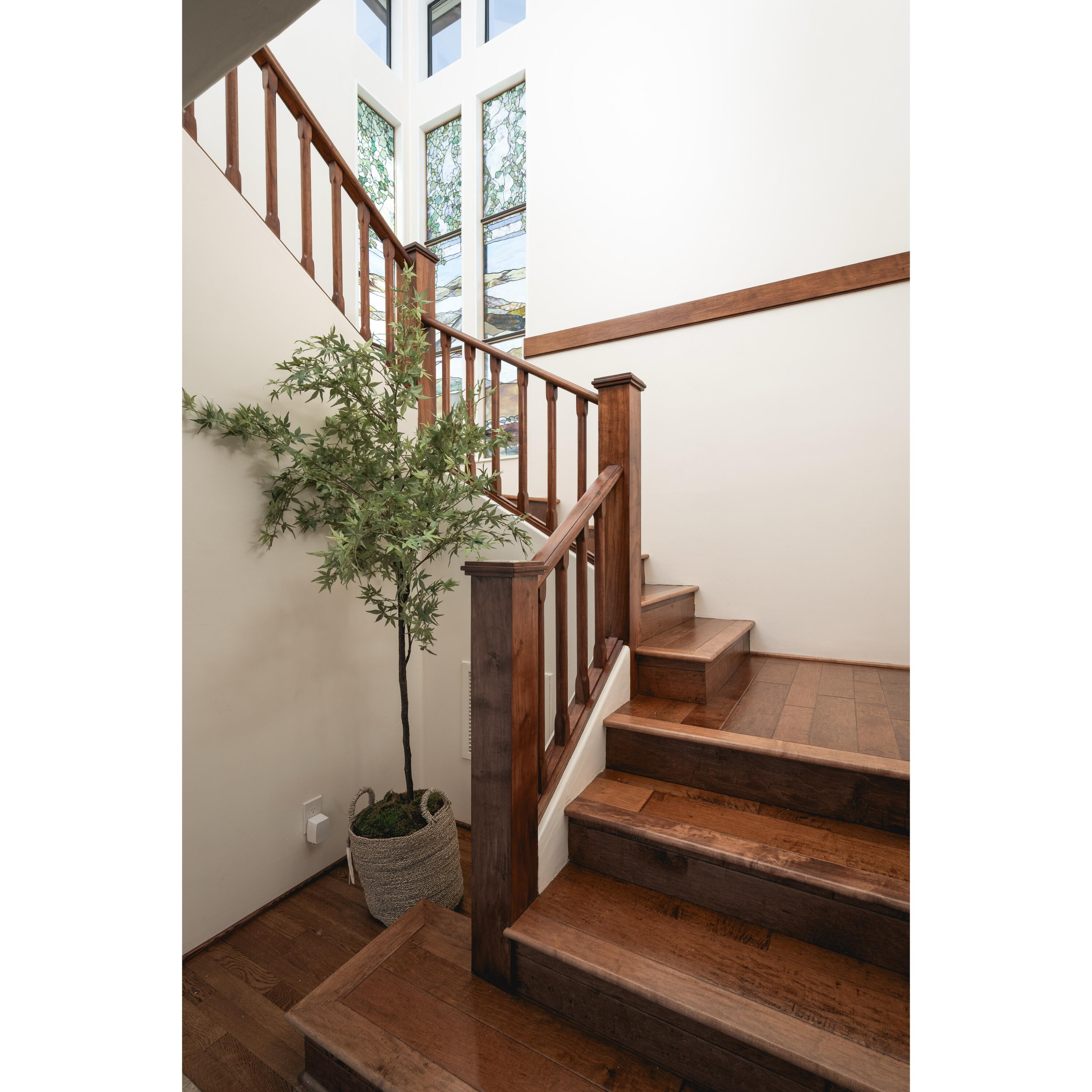 840 Ivy Lane Montecito, CA 93108 - Photo 35 of 57 a view of entryway with a workspace