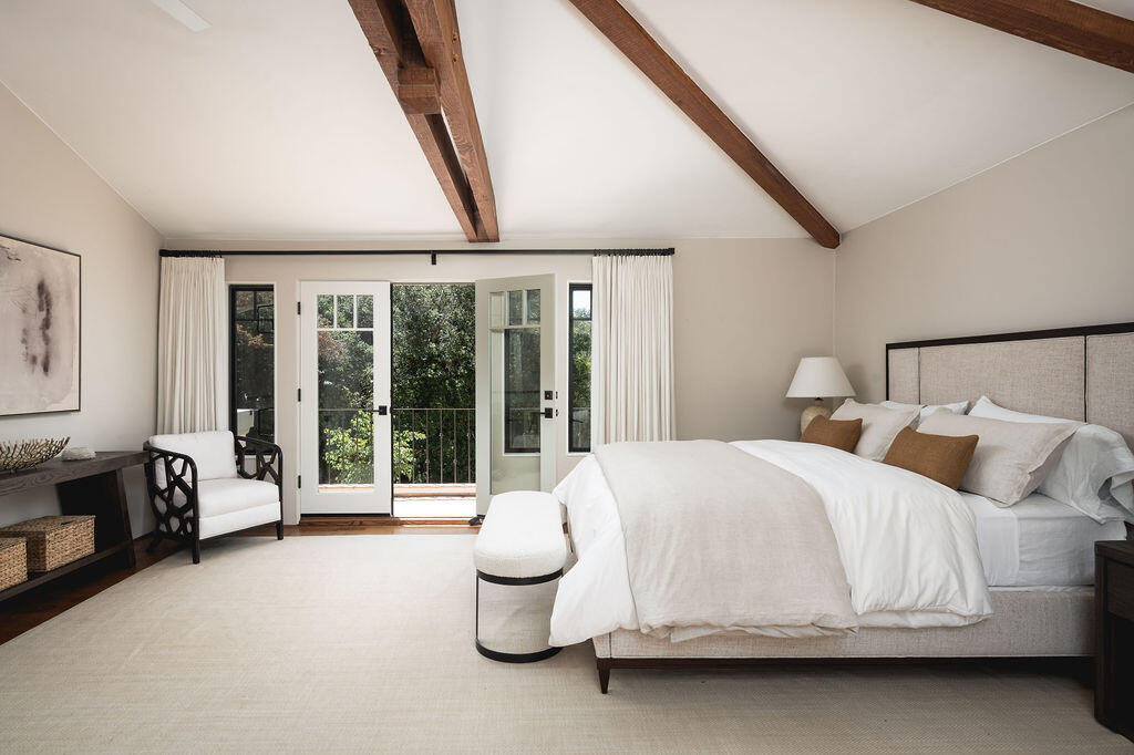 840 Ivy Lane Montecito, CA 93108 - Photo 40 of 57 a spacious bedroom with a bed and large window