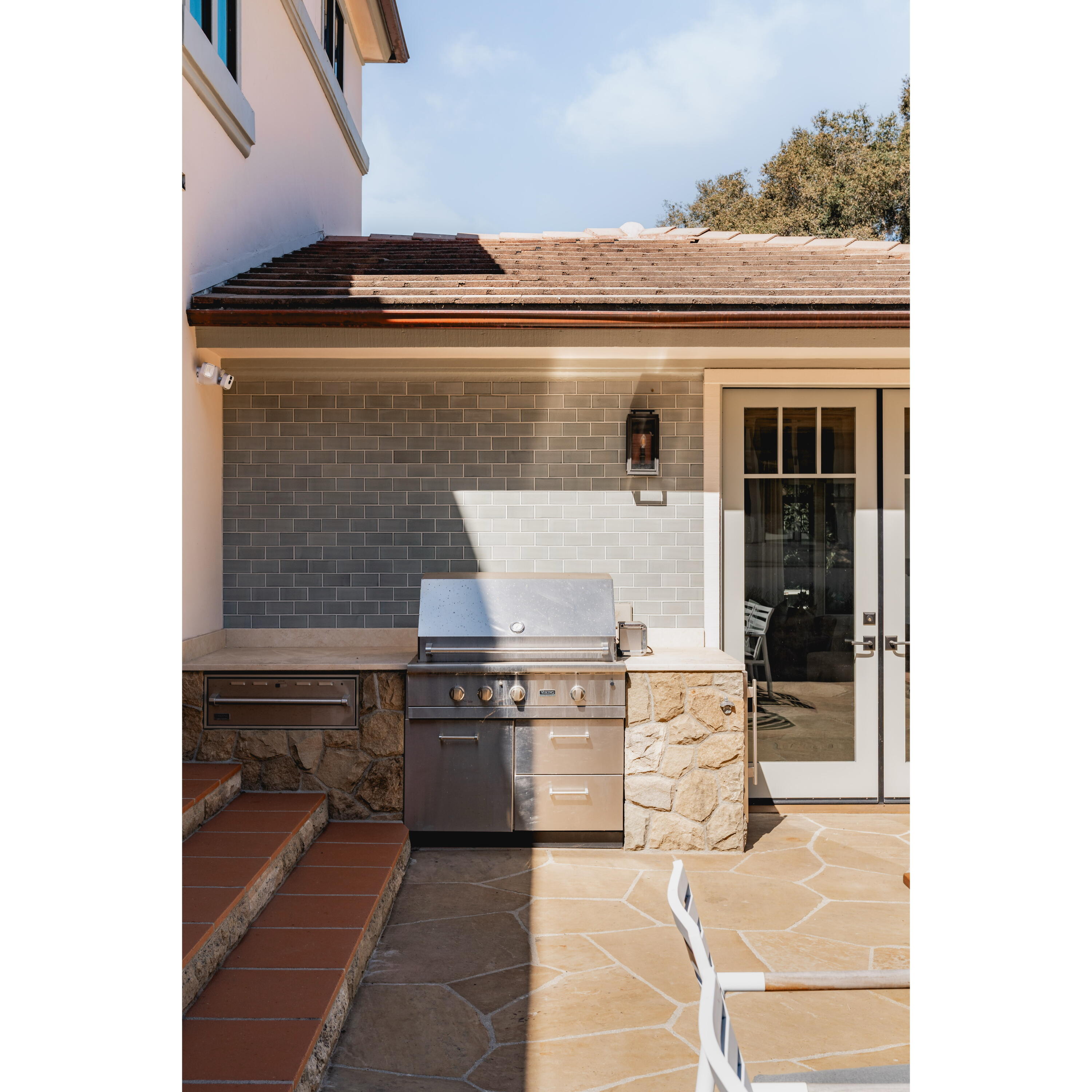 840 Ivy Lane Montecito, CA 93108 - Photo 46 of 57 a kitchen with a stove and a microwave