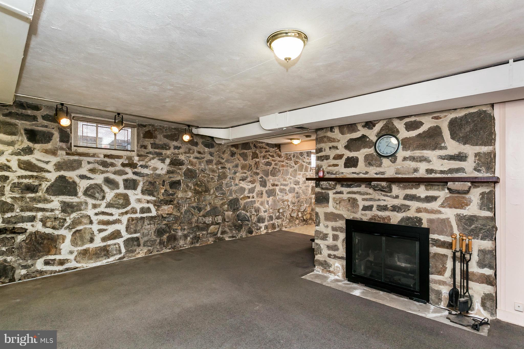 1215 Roundhill Road Baltimore, MD 21218 - Photo 22 of 30 Family Room