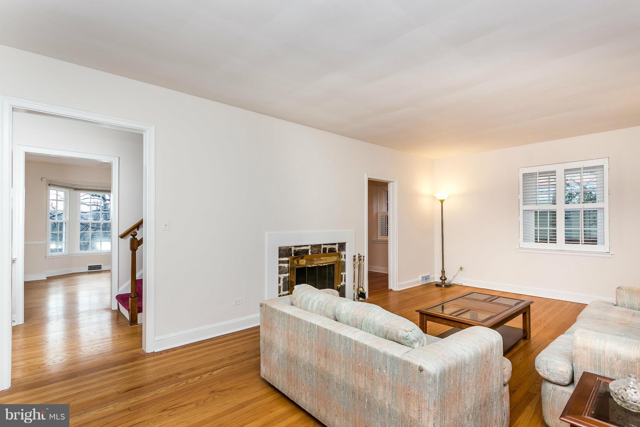 1215 Roundhill Road Baltimore, MD 21218 - Photo 4 of 30 Living Room