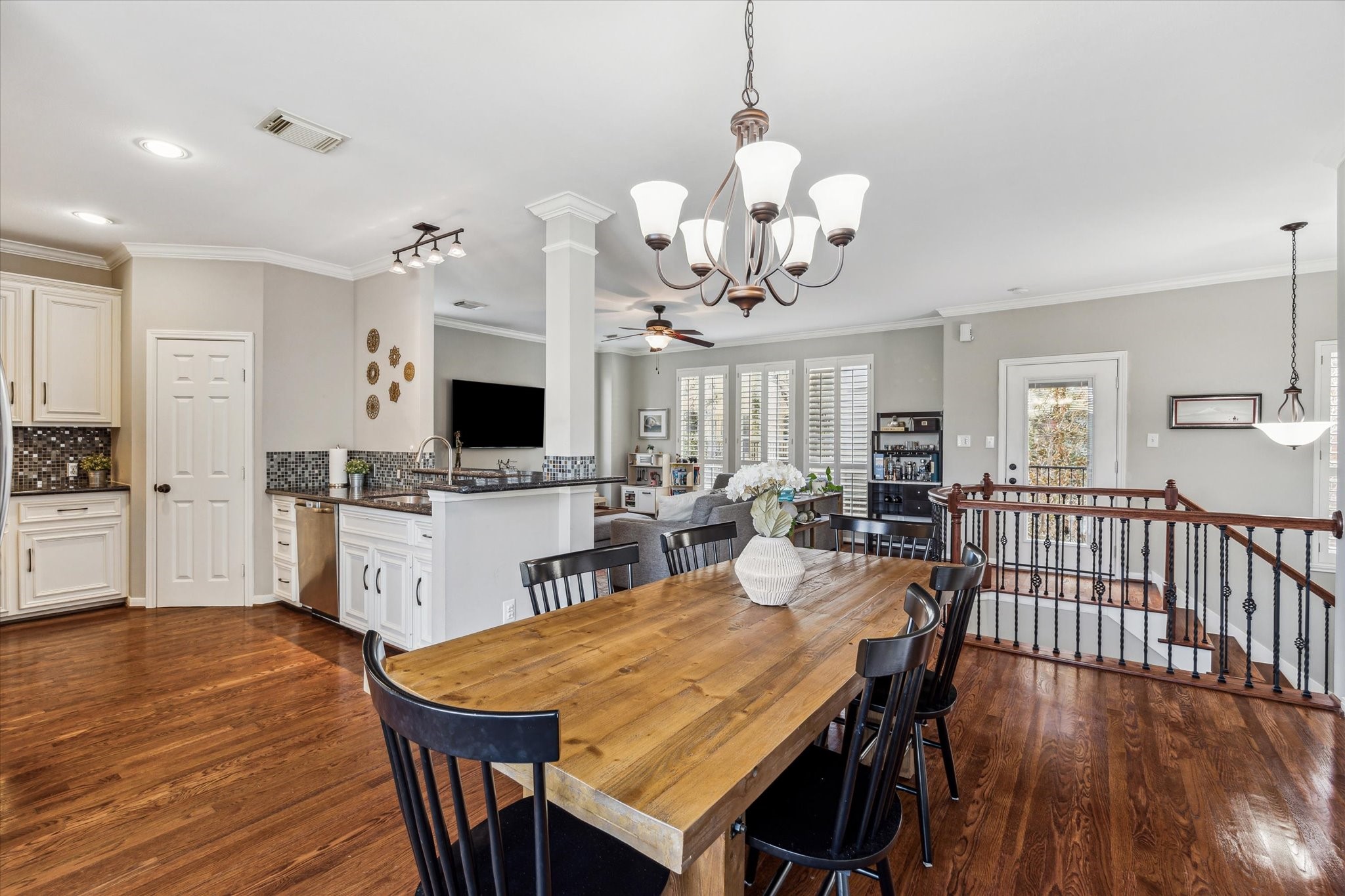 920 Cohn Street Houston, TX 77007 - Photo 9 of 24 View of the breakfast area/kitchen with living room beyond.
