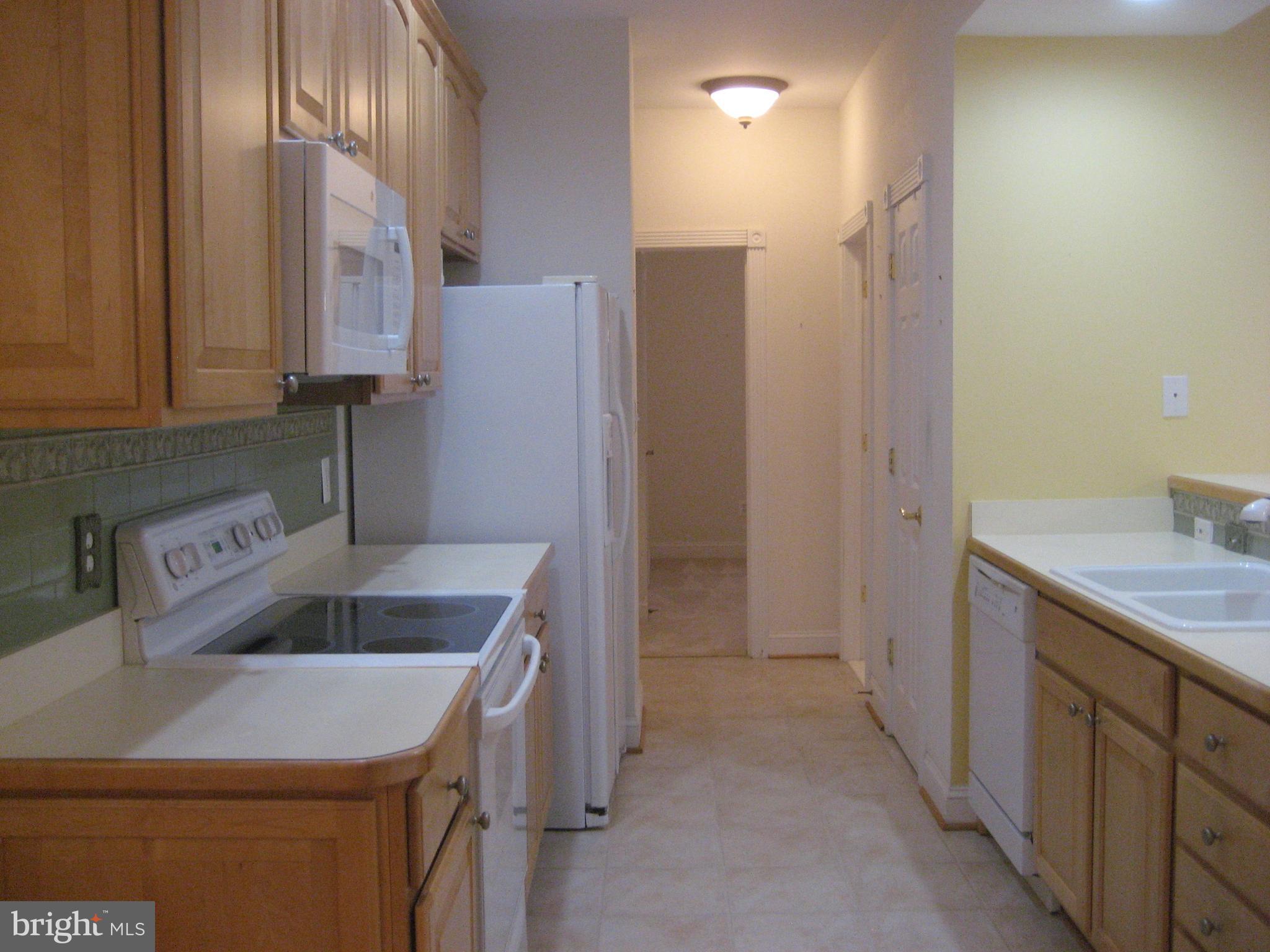 180 Carriage Chase Circle Warrenton, VA 20186 - Photo 14 of 22 a kitchen that has a sink and a stove in it