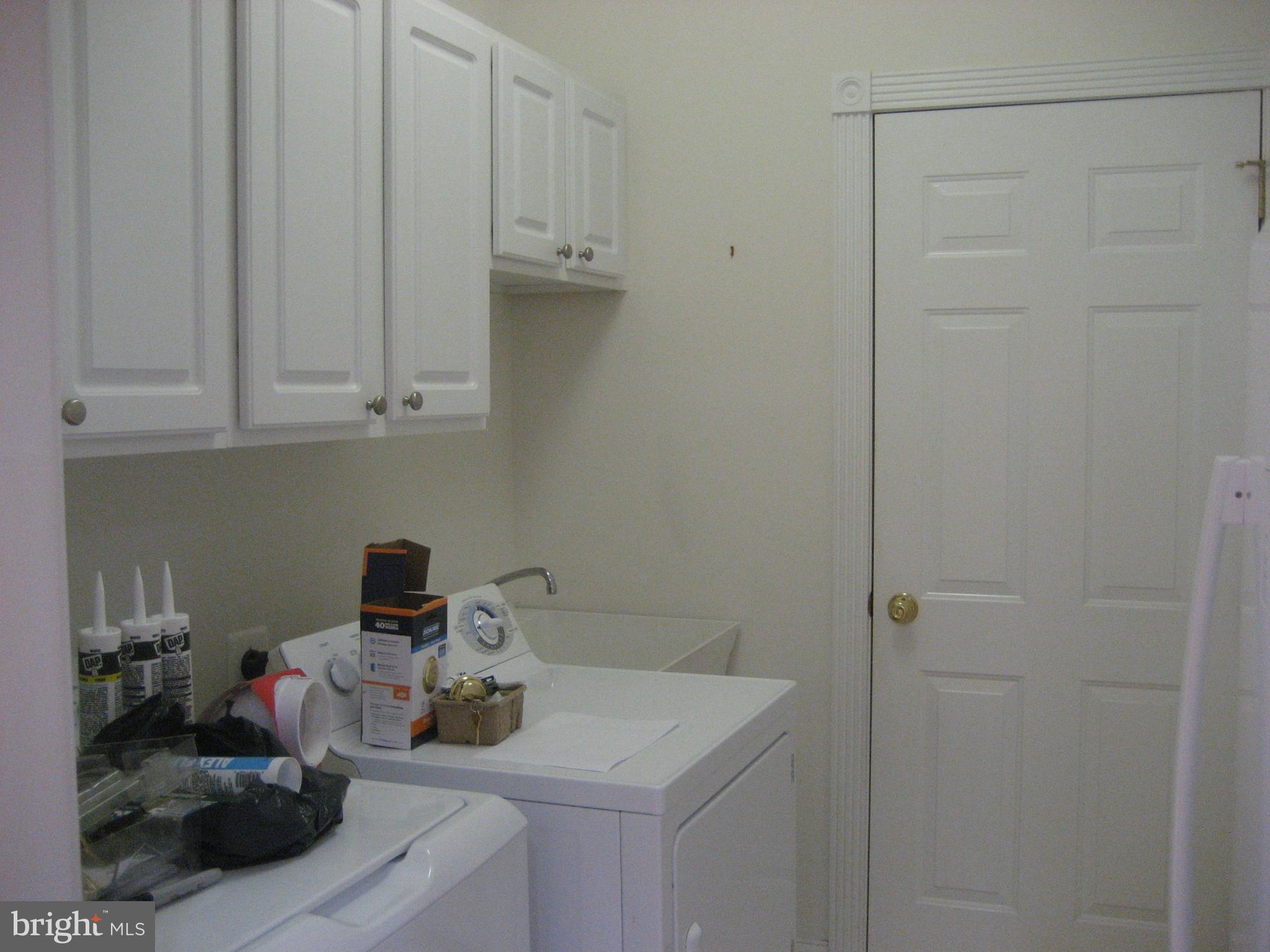 180 Carriage Chase Circle Warrenton, VA 20186 - Photo 21 of 22 a kitchen with a sink and cabinets