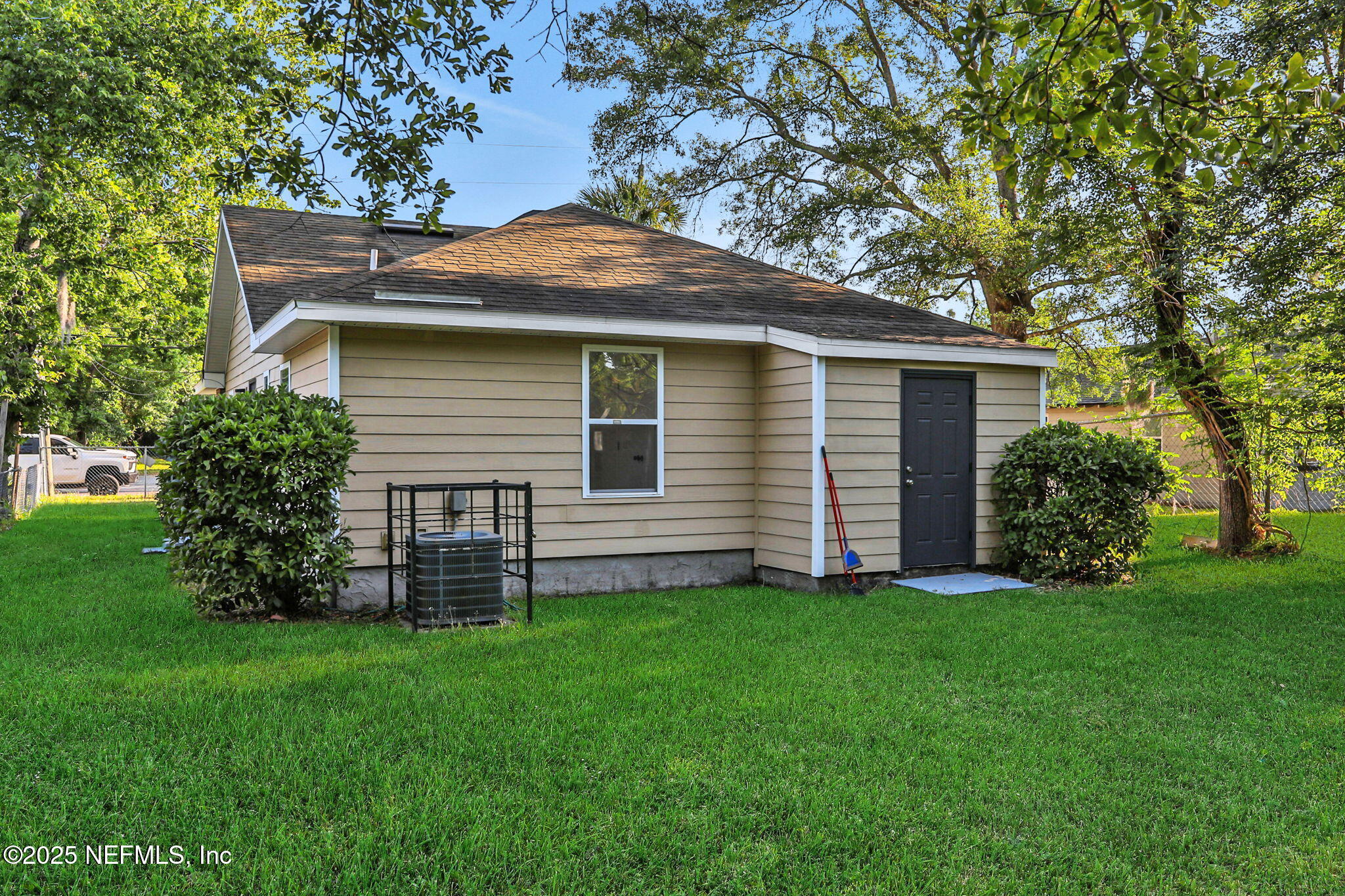 2122 Brooklyn Road Jacksonville, FL 32209 - Photo 16 of 19 a front view of a house with a garden