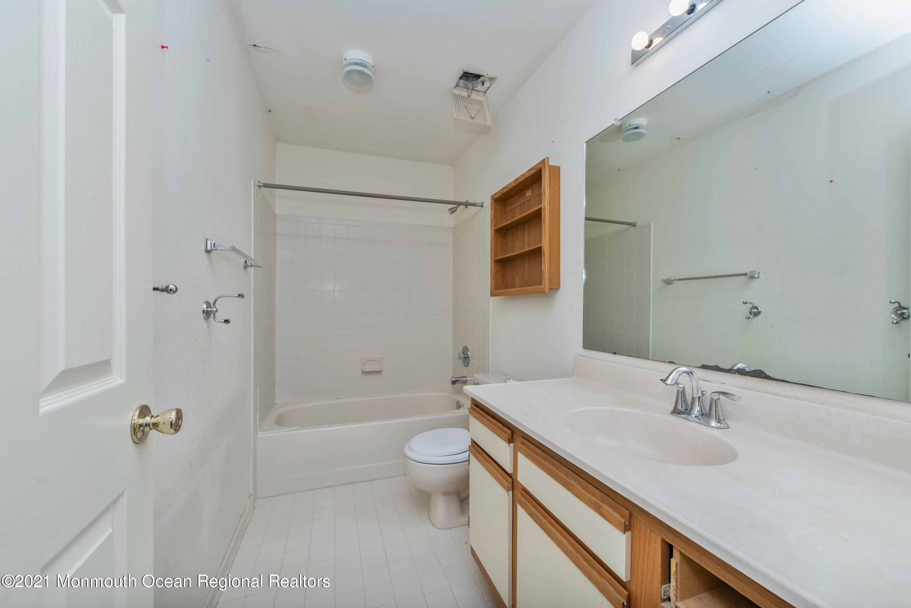 14 Stuart Drive, Unit 5 Freehold, NJ 07728 - Photo 17 of 26 DSC_6075