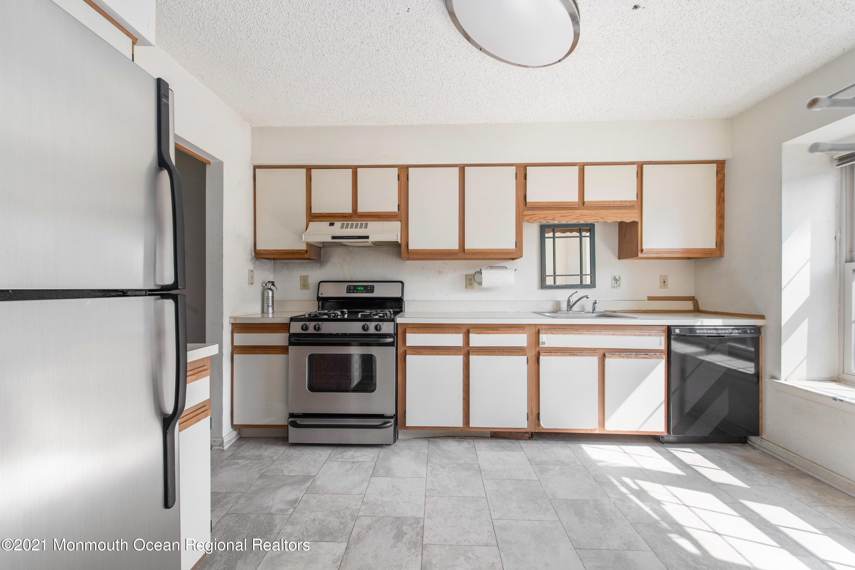 14 Stuart Drive, Unit 5 Freehold, NJ 07728 - Photo 5 of 26 DSC_6006