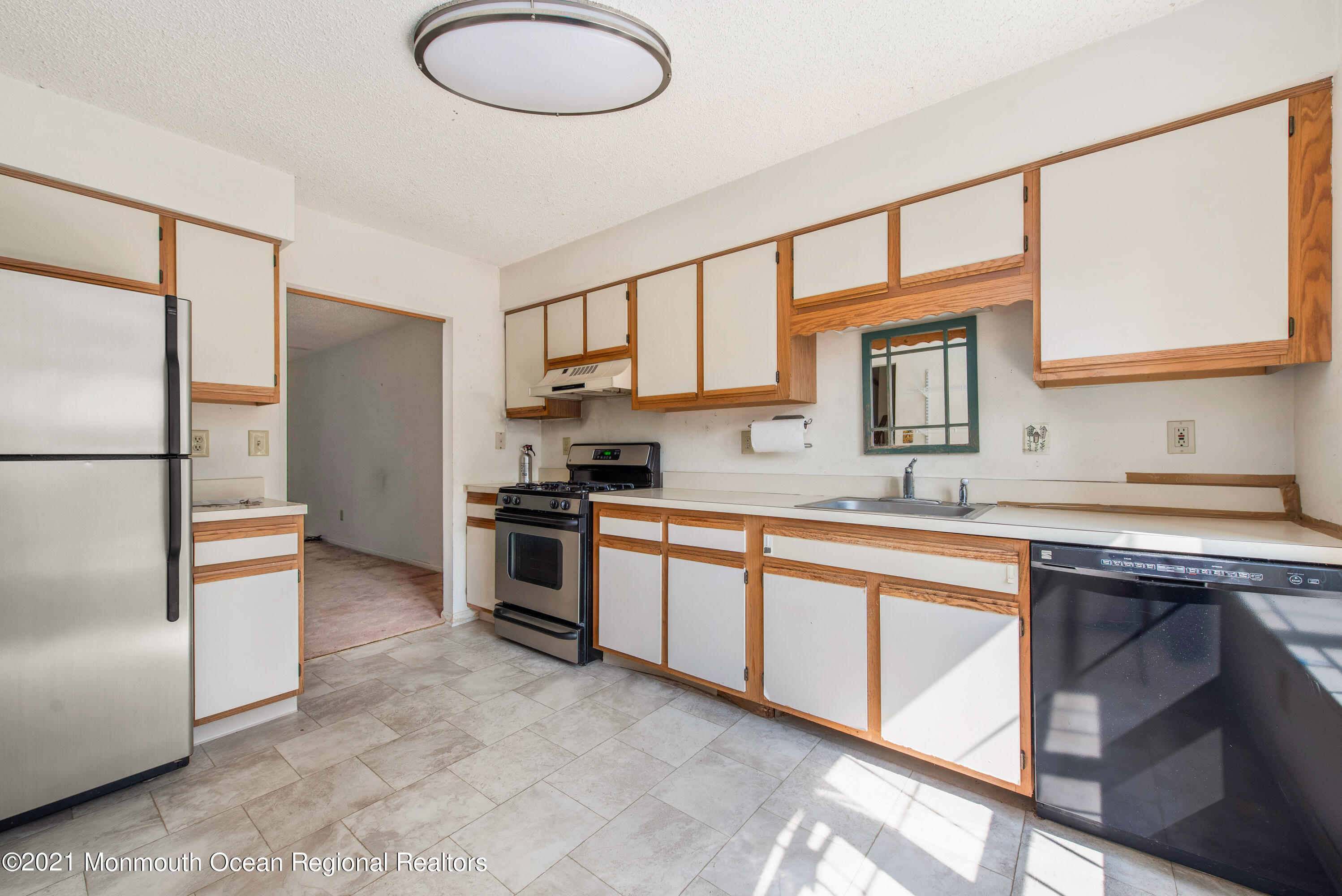 14 Stuart Drive, Unit 5 Freehold, NJ 07728 - Photo 6 of 26 DSC_6012