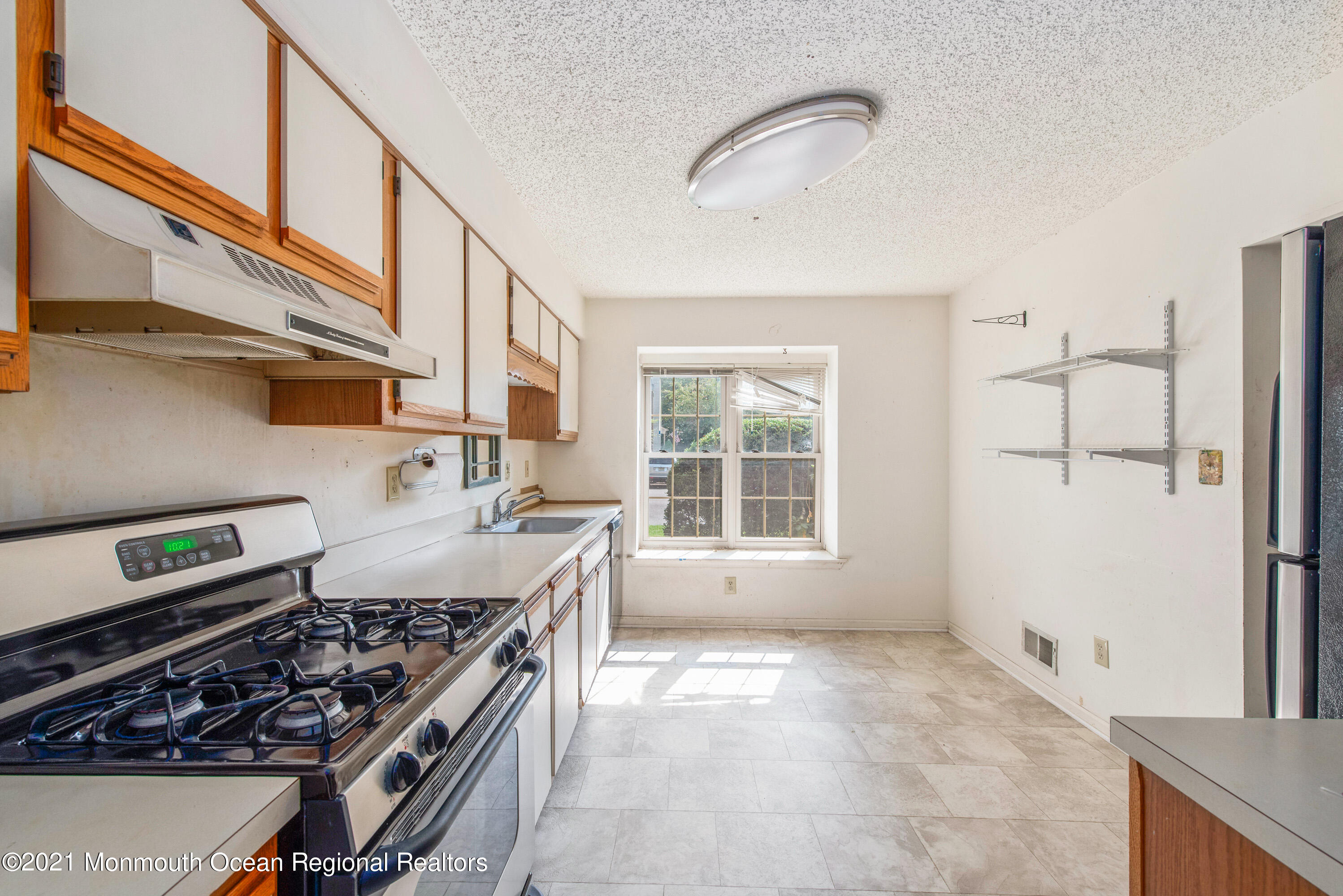 14 Stuart Drive, Unit 5 Freehold, NJ 07728 - Photo 8 of 26 DSC_6025