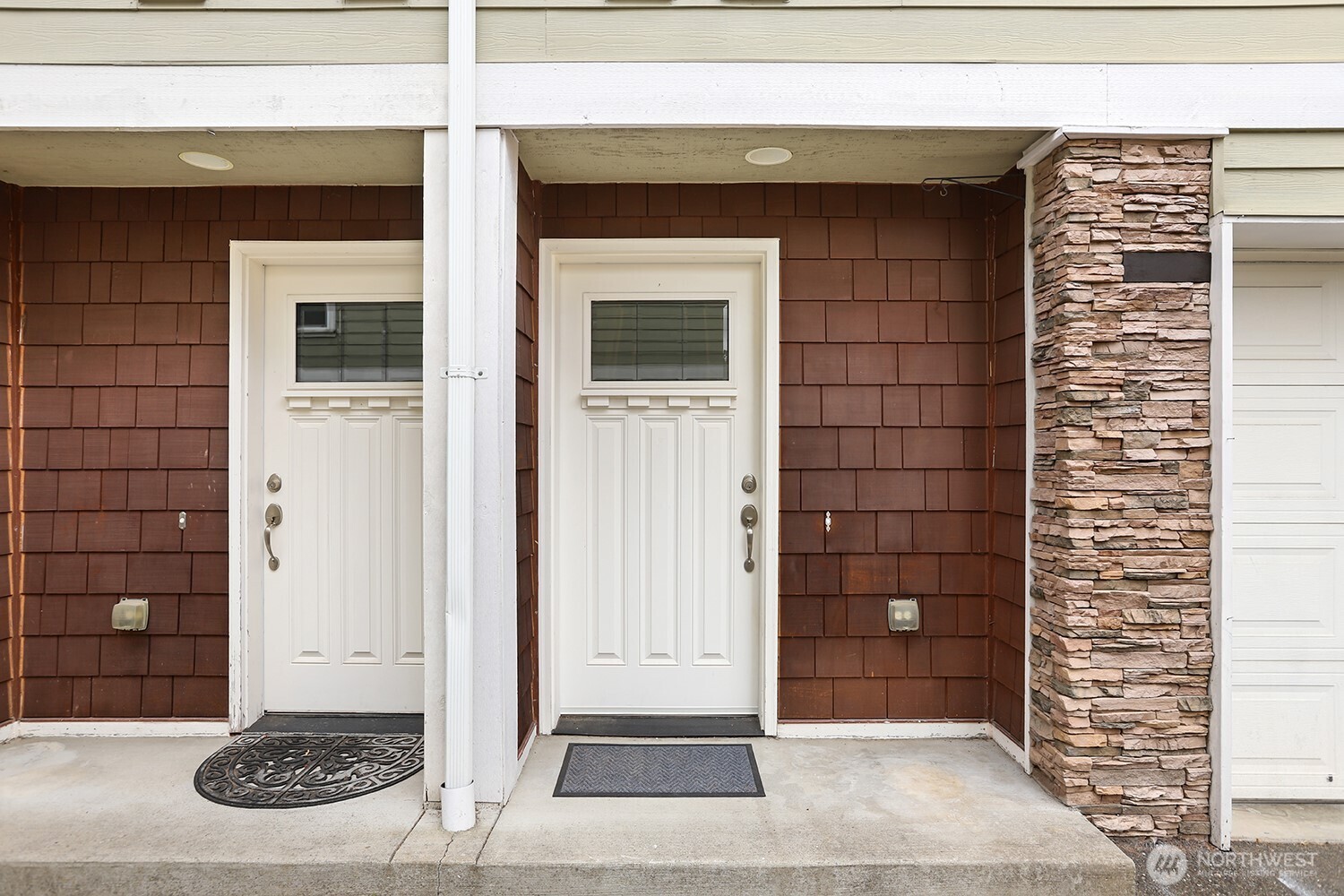 17520 12th Avenue Northeast, Unit B Shoreline, WA 98155 - Photo 2 of 29