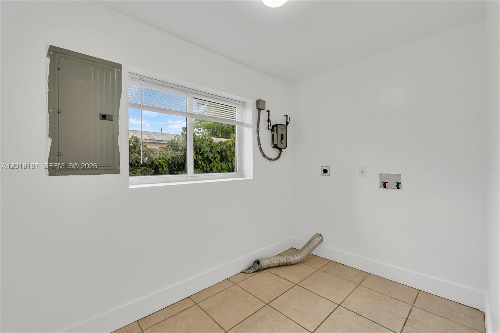 628 Southwest 8th Avenue Homestead, FL 33030 - Photo 23 of 25 a view of an empty room