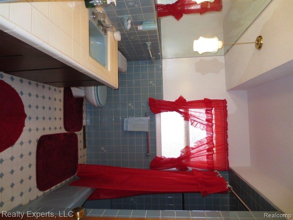 3770 Textile Road Ypsilanti, MI 48197 - Photo 6 of 8 Bathroom