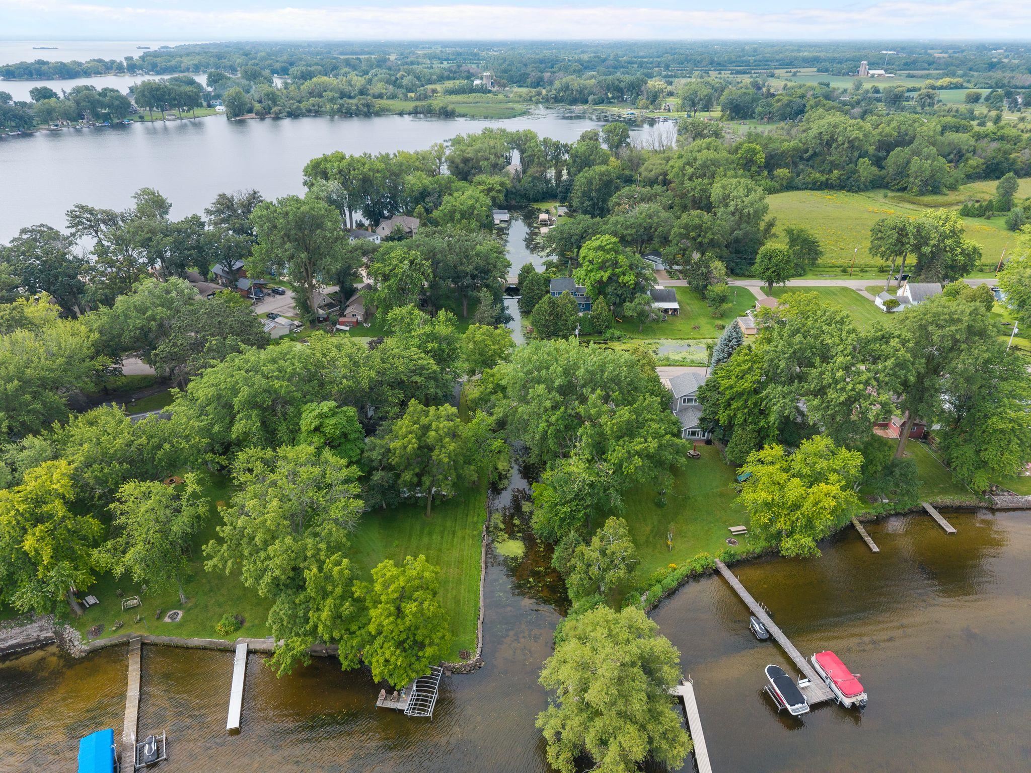 2084 Point Comfort Road Oshkosh, WI 54902 - Photo 6 of 45