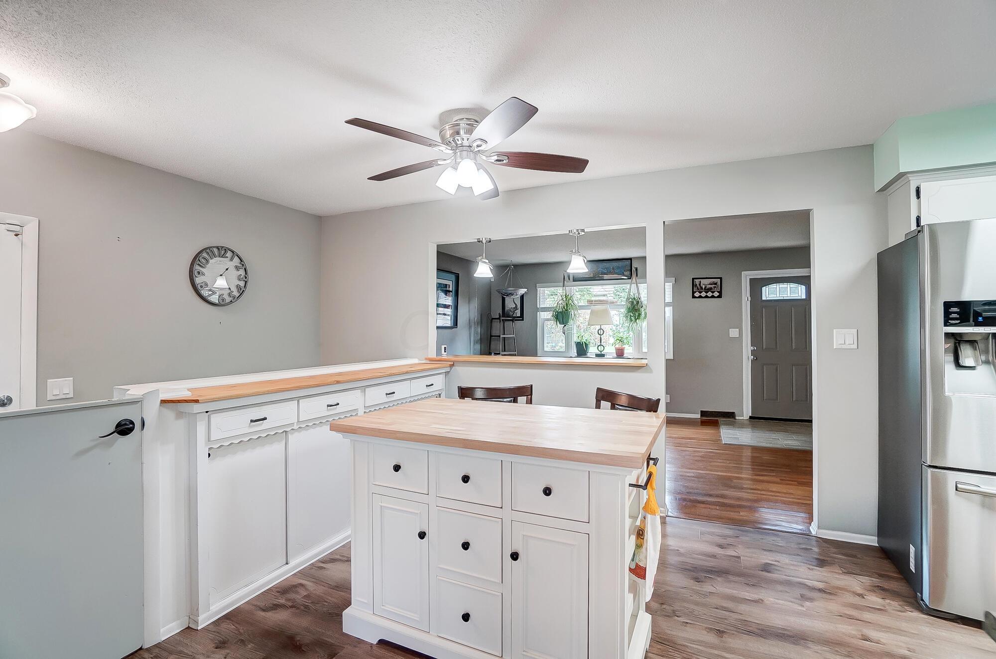 4861 Manitoba Road Columbus, OH 43229 - Photo 14 of 40 Open and airy kitchen