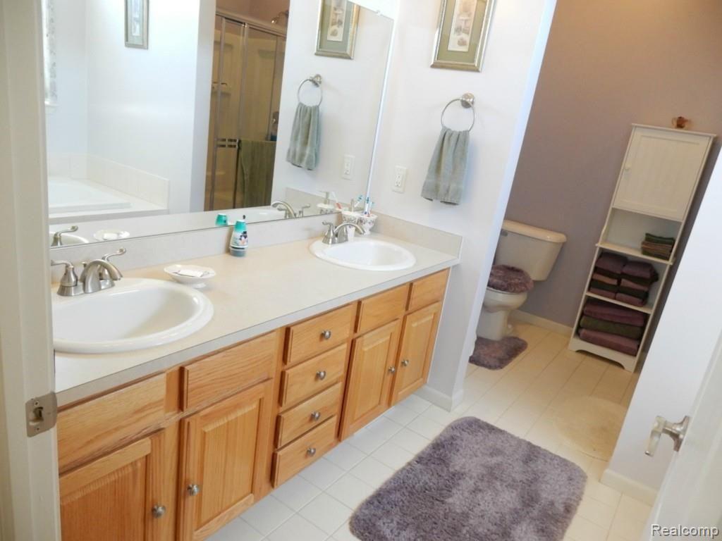 29223 Ridge Court Warren, MI 48092 - Photo 12 of 30 2 Huge Master Ste (4).jpg