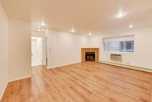 $2,350 | 5400 North Sheridan Road, Unit 210, Chicago, IL 60640