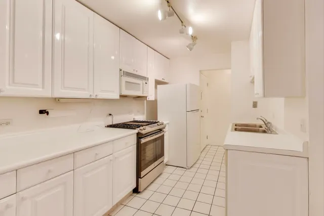 $2,350 | 5400 North Sheridan Road, Unit 210, Chicago, IL 60640