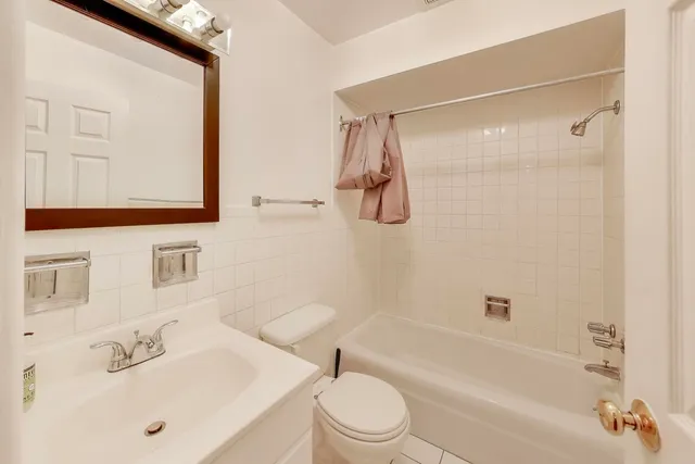 $2,350 | 5400 North Sheridan Road, Unit 210, Chicago, IL 60640