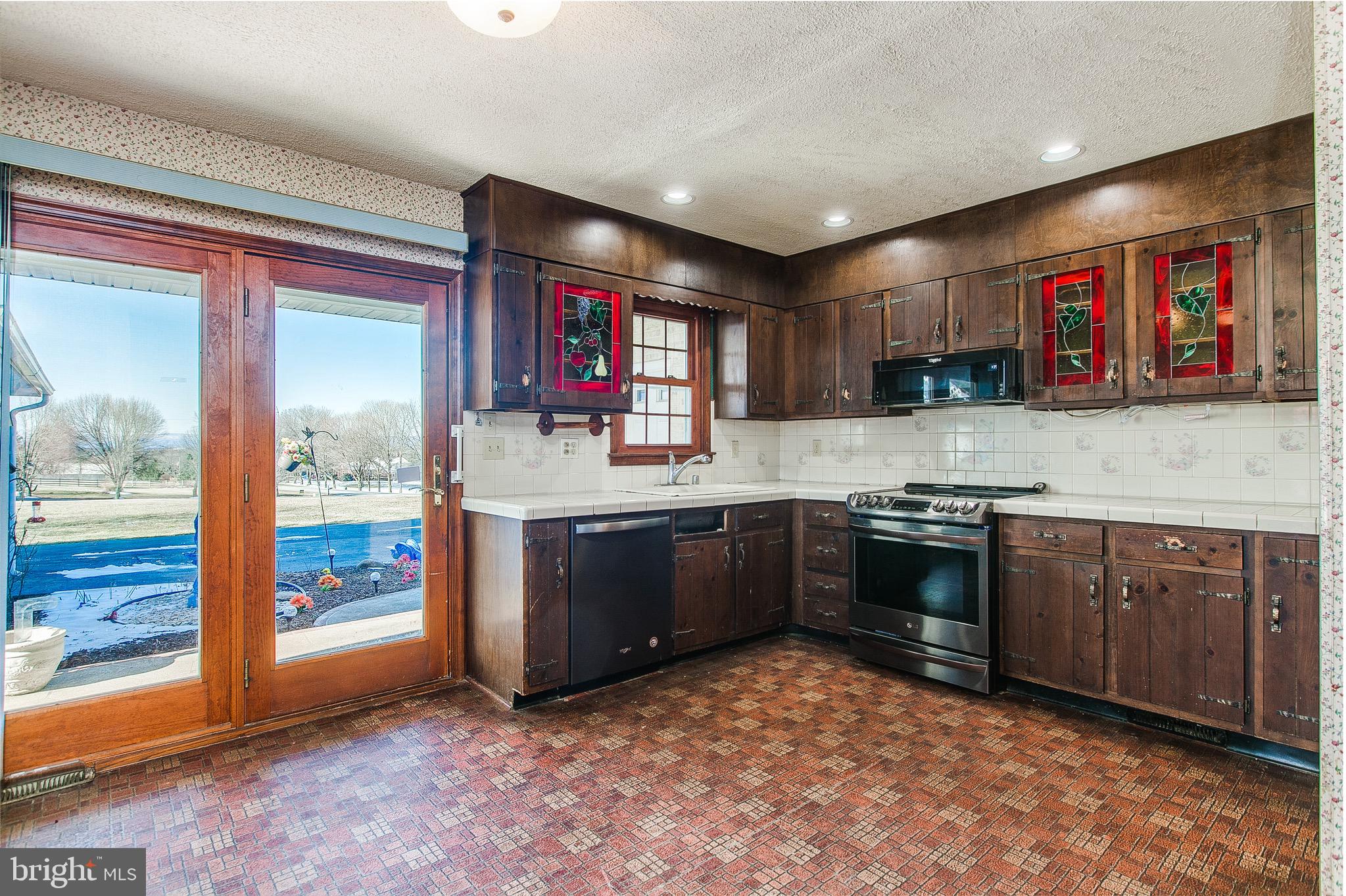 4249 Horine Road Jefferson, MD 21755 - Photo 26 of 33 Sliding door in kitchen