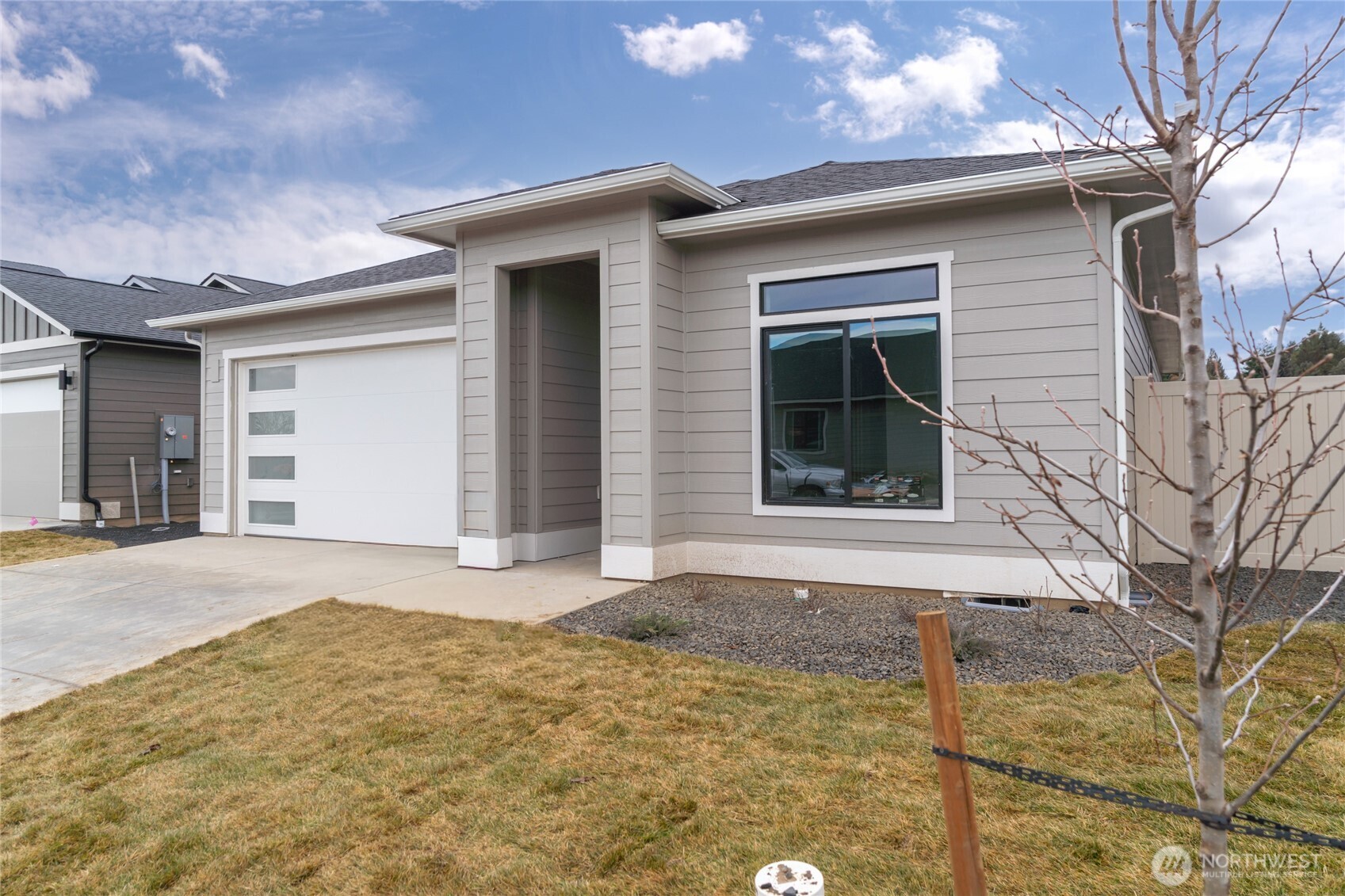 579 South Perry Avenue East Wenatchee, WA 98802 - Photo 2 of 23