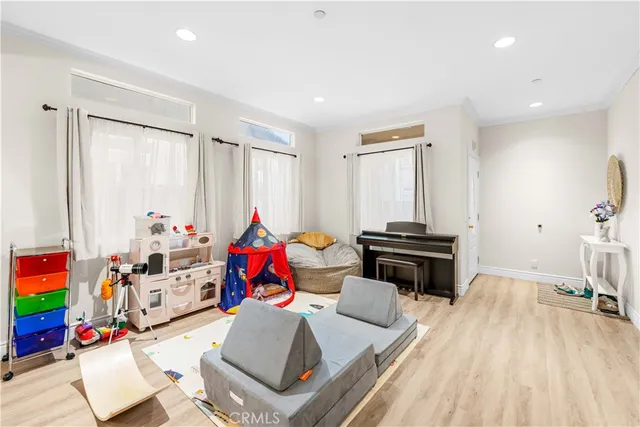 $799,900 | 939 Vía Camino, Unit 7, Wilmington, CA 90744