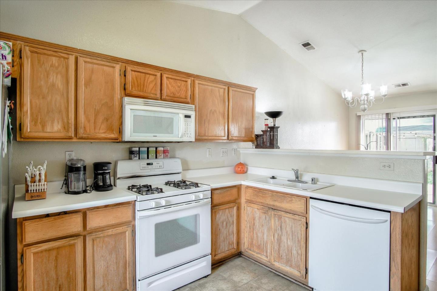 2470 Valley View Road Hollister, CA 95023 - Photo 12 of 23 Gallery Image 12
