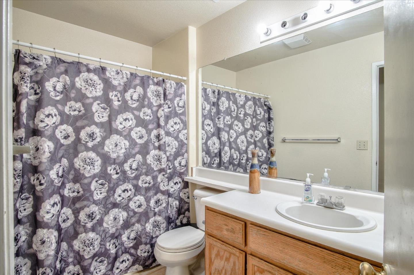 2470 Valley View Road Hollister, CA 95023 - Photo 14 of 23 Gallery Image 14