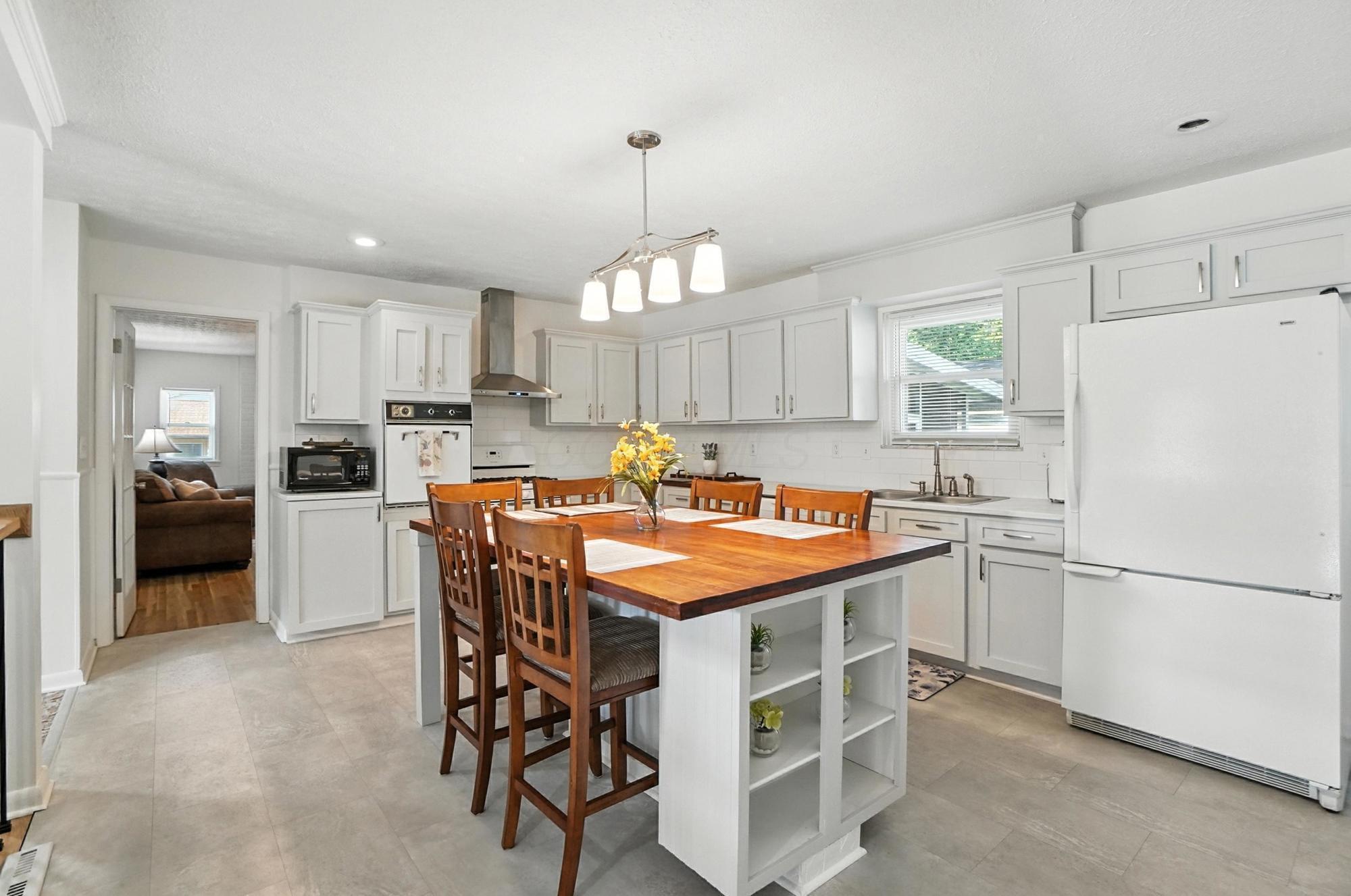 311 North Hamilton Road Columbus, OH 43230 - Photo 3 of 45 009