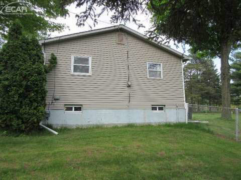 6448 North Bray Road Flint, MI 48505 - Photo 9 of 55 20438834-8.JPG