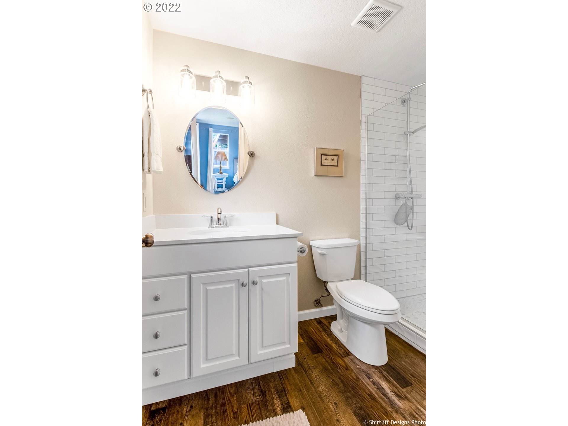 3565 Castrey Street Eugene, OR 97404 - Photo 18 of 30 a bathroom with a toilet sink and mirror