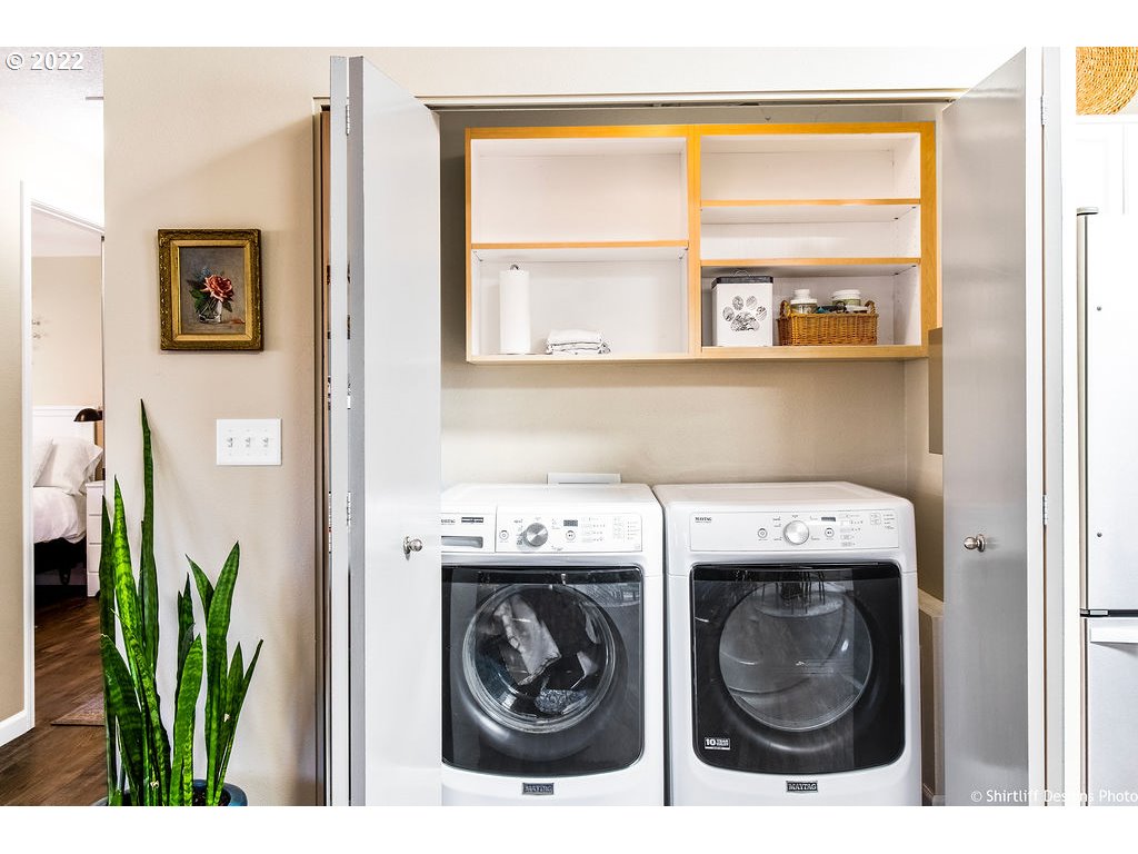 3565 Castrey Street Eugene, OR 97404 - Photo 30 of 30 a utility room with dryer and washer