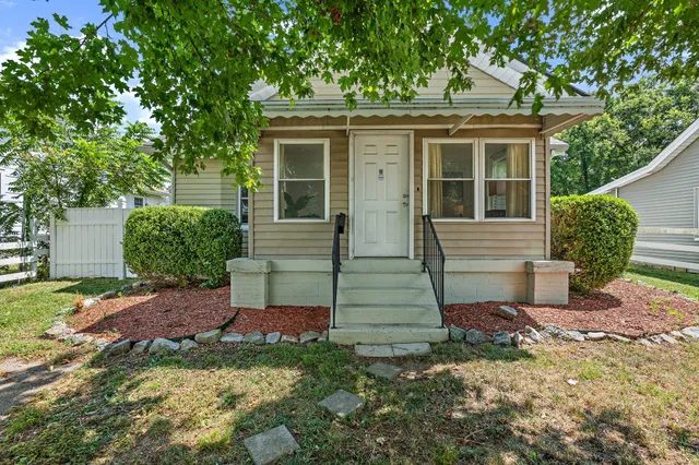 a view of a house with backyard