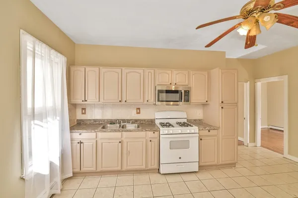 $2,650 | 189 North Warren Avenue, Unit 1, Brockton, MA 02301